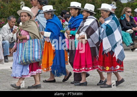 Chordeleg Chola village personnes en costume traditionnel - nr Cuenca Equateur Banque D'Images