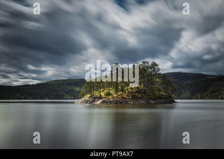 Ciel nuageux au-dessus du lac près de Foldsjøen Hommelvik dans milieu de la Norvège. Banque D'Images