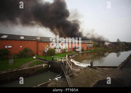 Soufflets de fumée d'un bâtiment industriel en flammes à Armley, Leeds, West Yorkshire Banque D'Images