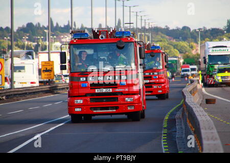 Dennis Incendie de Midlands de l'incendie et de secours de quitter les lieux d'un accident impliquant un camion sur l'autoroute M6 à Birmingham Banque D'Images