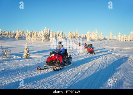 Groupe de la motoneige en Laponie, près de Rauma, Finlande Banque D'Images