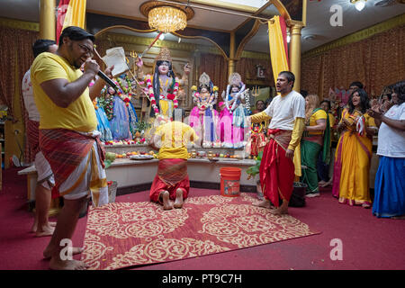 Faire un adorateur offrant aux déités à un Hindou Mandir (temple) à Richmond Hill, Queens, New York. Banque D'Images