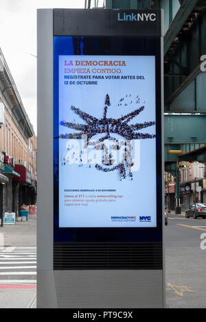 Un message en langue espagnole sur un lien NYC écran encourageant les immigrants avec des cartes vertes à s'inscrire pour voter. Dans le Queens, NYC Banque D'Images