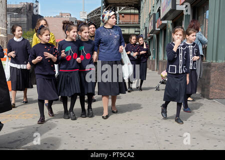 Une partie d'une famille juive religieuse à Coney Island célébrant Sukkot, une fête où il est obligatoire pour les juifs d'avoir du plaisir. Banque D'Images