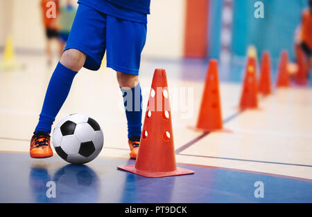 Les joueurs de soccer intérieur avec formation de boules. Sports soccer intérieur. Joueur de football en salle, football en salle, boule-de-chaussée et du cône. Formation Futsal Banque D'Images