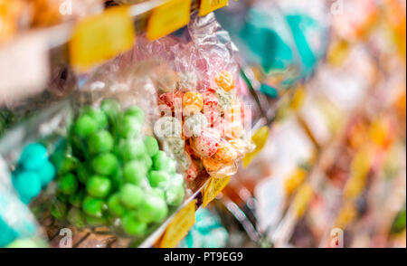 Délicieux à vert, rouge et jaune des sucreries et des bonbons dans une enveloppe sur une étagère d'un sweet shop dans la région de Matlock, UK Banque D'Images