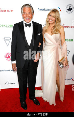 George Hamilton et Alana Stewart fréquentant le carrousel d'espoir Ball 2018 au Beverly Hilton Hotel, le 6 octobre 2018 à Beverly Hills, Californie. Banque D'Images