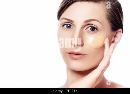 Eye patches retrait gonflement sous les yeux Banque D'Images