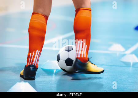 Ligue de futsal. Joueur de soccer intérieur en chaussures futsal dribble formation perceuse avec une balle. La formation de soccer intérieur. L'exécution de joueur, ballon de soccer, whit Banque D'Images