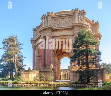 San Francisco, CA, le 1er avril 2015 : le Palais des Beaux-Arts à San Francisco, CA. Situé dans le quartier du port de plaisance, cette structure monumentale a été erecte Banque D'Images