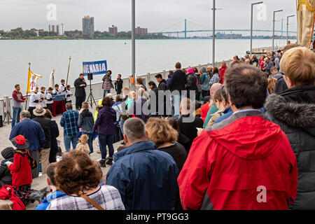 Detroit, Michigan, USA - 7 octobre 2018 - Catholiques se rassemblent à la rivière Détroit, la frontière internationale avec le Canada, à prier le Rosaire. Il faisait partie d'un océan à l'autre Rosaire, au cours de laquelle environ 1 000 groupes catholiques se sont réunis à côtes américaines, des frontières, et d'autres lieux publics pour prier le Rosaire. Crédit : Jim West/Alamy Live News Banque D'Images