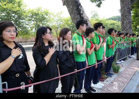 Hanoi, le Comité central du Parti Communiste du Vietnam. 7 Oct, 2018. Faire preuve de respect à l'pleureuses Muoi, ancien secrétaire général du Comité central du Parti Communiste du Vietnam, à Hanoi le 7 octobre 2018. Source : Xinhua/VNA/Alamy Live News Banque D'Images