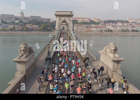 Budapest, Hongrie. 7 Oct, 2018. Les coureurs participent à la Marathon de Budapest à Budapest, Hongrie, le 7 octobre 2018. Le 33e Festival Budapest Marathon a battu tous les records avec plus de 33 000 participants, les organisateurs ont dit ici le dimanche. Credit : Attila Volgyi/Xinhua/Alamy Live News Banque D'Images