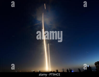 Vandenberg AFB, USA. 7Th Oct 2018. 10-7-18. Vandenberg AFB. CA. SpaceX F9 à travers la côte ouest steaks après un lancé avec succès d'une fusée Falcon 9 dimanche à 7:21 p.m, avec un 1A, un SAOCOM satellite d'observation radar pour l'Argentine, puis retourné le booster pour un atterrissage à Vandenberg Air Force Base, en Californie, pour la première fois. Photo par Gene Blevins/LA DailyNews/ZUMAPRESS Crédit : Gene Blevins/ZUMA/Alamy Fil Live News Banque D'Images