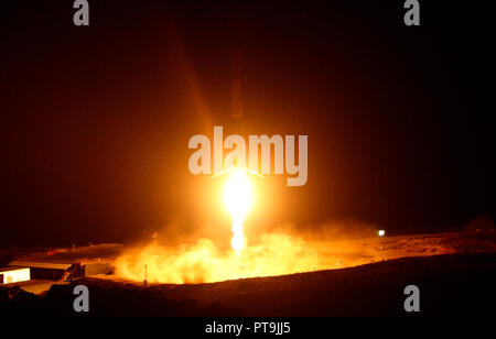 Vandenberg AFB, USA. 7Th Oct 2018. 10-7-18. Vandenberg AFB. CA. SpaceX F9 retourne à l'aire d'atterrissage après un lancé avec succès d'une fusée Falcon 9 dimanche à 7:21 p.m, avec un 1A, un SAOCOM satellite d'observation radar pour l'Argentine, puis retourné le booster pour un atterrissage à Vandenberg Air Force Base, en Californie, pour la première fois. Photo par Gene Blevins/LA DailyNews/ZUMAPRESS Crédit : Gene Blevins/ZUMA/Alamy Fil Live News Banque D'Images