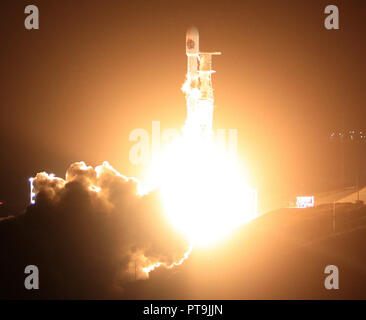 10-7-18. Vandenberg AFB. CA. SpaceX F9 lancé avec succès d'une fusée Falcon 9 dimanche à 7:21 p.m, avec un 1A, un SAOCOM satellite d'observation radar pour l'Argentine, puis retourné le booster pour un atterrissage à Vandenberg Air Force Base, en Californie, pour la première fois. Photo par Gene Blevins/LA DailyNews/ZUMAPRESS Crédit : Gene Blevins/ZUMA/Alamy Fil Live News Banque D'Images