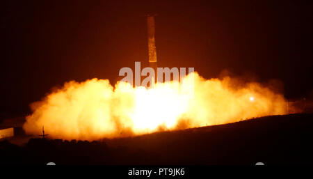 Vandenberg AFB, USA. 7Th Oct 2018. 10-7-18. Vandenberg AFB. CA. SpaceX F9 retourne à l'aire d'atterrissage après un lancé avec succès d'une fusée Falcon 9 dimanche à 7:21 p.m, avec un 1A, un SAOCOM satellite d'observation radar pour l'Argentine, puis retourné le booster pour un atterrissage à Vandenberg Air Force Base, en Californie, pour la première fois. Photo par Gene Blevins/LA DailyNews/ZUMAPRESS Crédit : Gene Blevins/ZUMA/Alamy Fil Live News Banque D'Images