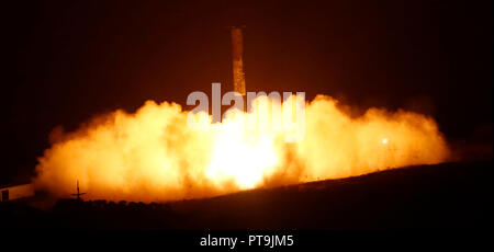 Vandenberg AFB, USA. 7Th Oct 2018. 10-7-18. Vandenberg AFB. CA. SpaceX F9 retourne à l'aire d'atterrissage après un lancé avec succès d'une fusée Falcon 9 dimanche à 7:21 p.m, avec un 1A, un SAOCOM satellite d'observation radar pour l'Argentine, puis retourné le booster pour un atterrissage à Vandenberg Air Force Base, en Californie, pour la première fois. Photo par Gene Blevins/LA DailyNews/ZUMAPRESS Crédit : Gene Blevins/ZUMA/Alamy Fil Live News Banque D'Images