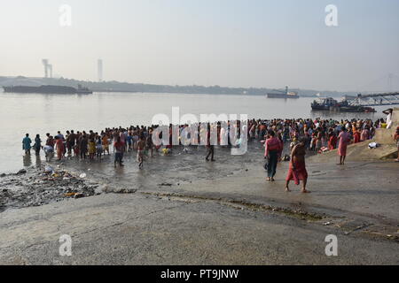 Kolkata, Inde. 8 octobre, 2018. Tarpana, le rituel hindou pour le sacrement d'offrir de l'eau et de la nourriture à la crinière à l'Ramkrishnapur Ghat. Il est bien pratique sur le 'Mahalaya' day quand 'Pitri Paksha' et 'Devi Paksha" commence avant de Durga Puja. Credit : Biswarup Ganguly/Alamy Live News Banque D'Images