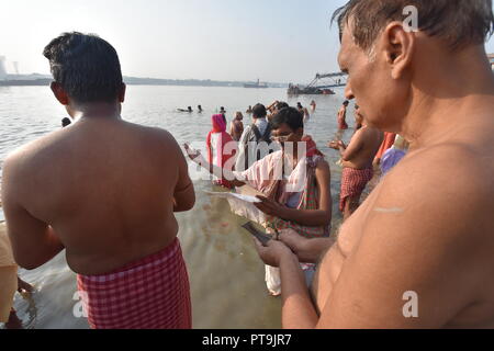 Kolkata, Inde. 8 octobre, 2018. Tarpana, le rituel hindou pour le sacrement d'offrir de l'eau et de la nourriture à la crinière à l'Ramkrishnapur Ghat. Il est bien pratique sur le 'Mahalaya' day quand 'Pitri Paksha' et 'Devi Paksha" commence avant de Durga Puja. Credit : Biswarup Ganguly/Alamy Live News Banque D'Images