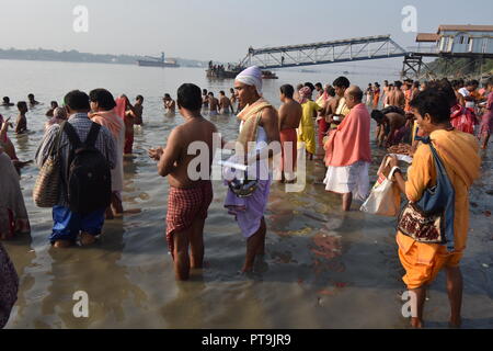 Kolkata, Inde. 8 octobre, 2018. Tarpana, le rituel hindou pour le sacrement d'offrir de l'eau et de la nourriture à la crinière à l'Ramkrishnapur Ghat. Il est bien pratique sur le 'Mahalaya' day quand 'Pitri Paksha' et 'Devi Paksha" commence avant de Durga Puja. Credit : Biswarup Ganguly/Alamy Live News Banque D'Images