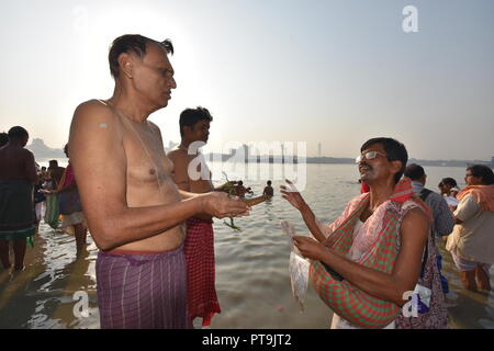 Kolkata, Inde. 8 octobre, 2018. Tarpana, le rituel hindou pour le sacrement d'offrir de l'eau et de la nourriture à la crinière à l'Ramkrishnapur Ghat. Il est bien pratique sur le 'Mahalaya' day quand 'Pitri Paksha' et 'Devi Paksha" commence avant de Durga Puja. Credit : Biswarup Ganguly/Alamy Live News Banque D'Images