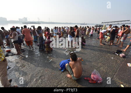 Kolkata, Inde. 8 octobre, 2018. Tarpana, le rituel hindou pour le sacrement d'offrir de l'eau et de la nourriture à la crinière à l'Ramkrishnapur Ghat. Il est bien pratique sur le 'Mahalaya' day quand 'Pitri Paksha' et 'Devi Paksha" commence avant de Durga Puja. Credit : Biswarup Ganguly/Alamy Live News Banque D'Images