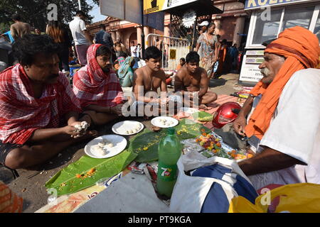 Kolkata, Inde. 8 octobre, 2018. Tarpana, le rituel hindou pour le sacrement d'offrir de l'eau et de la nourriture à la crinière au Babu Ghat. Il est bien pratique sur le 'Mahalaya' day quand 'Pitri Paksha' et 'Devi Paksha" commence avant de Durga Puja. Credit : Biswarup Ganguly/Alamy Live News Banque D'Images