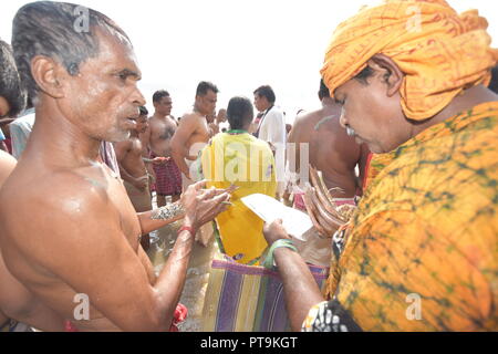 Kolkata, Inde. 8 octobre, 2018. Tarpana, le rituel hindou pour le sacrement d'offrir de l'eau et de la nourriture à la crinière à l'Ramkrishnapur Ghat. Il est bien pratique sur le 'Mahalaya' day quand 'Pitri Paksha' et 'Devi Paksha" commence avant de Durga Puja. Credit : Biswarup Ganguly/Alamy Live News Banque D'Images