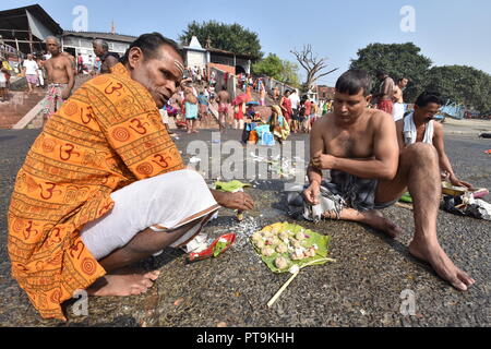 Kolkata, Inde. 8 octobre, 2018. Tarpana, le rituel hindou pour le sacrement d'offrir de l'eau et de la nourriture à la crinière à l'Ramkrishnapur Ghat. Il est bien pratique sur le 'Mahalaya' day quand 'Pitri Paksha' et 'Devi Paksha" commence avant de Durga Puja. Credit : Biswarup Ganguly/Alamy Live News Banque D'Images