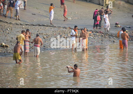 Kolkata, Inde. 8 octobre, 2018. Tarpana, le rituel hindou pour le sacrement d'offrir de l'eau et de la nourriture à la crinière à l'Ramkrishnapur Ghat. Il est bien pratique sur le 'Mahalaya' day quand 'Pitri Paksha' et 'Devi Paksha" commence avant de Durga Puja. Credit : Biswarup Ganguly/Alamy Live News Banque D'Images