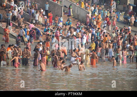 Kolkata, Inde. 8 octobre, 2018. Tarpana, le rituel hindou pour le sacrement d'offrir de l'eau et de la nourriture à la crinière à l'Ramkrishnapur Ghat. Il est bien pratique sur le 'Mahalaya' day quand 'Pitri Paksha' et 'Devi Paksha" commence avant de Durga Puja. Credit : Biswarup Ganguly/Alamy Live News Banque D'Images