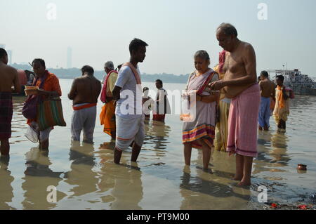 Kolkata, Inde. 8 octobre, 2018. Tarpana, le rituel hindou pour le sacrement d'offrir de l'eau et de la nourriture à la crinière à l'Ramkrishnapur Ghat. Il est bien pratique sur le 'Mahalaya' day quand 'Pitri Paksha' et 'Devi Paksha" commence avant de Durga Puja. Credit : Biswarup Ganguly/Alamy Live News Banque D'Images