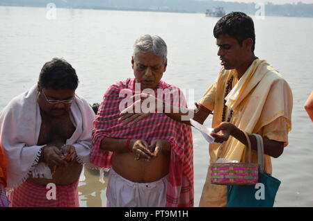 Kolkata, Inde. 8 octobre, 2018. Tarpana, le rituel hindou pour le sacrement d'offrir de l'eau et de la nourriture à la crinière à l'Ramkrishnapur Ghat. Il est bien pratique sur le 'Mahalaya' day quand 'Pitri Paksha' et 'Devi Paksha" commence avant de Durga Puja. Credit : Biswarup Ganguly/Alamy Live News Banque D'Images