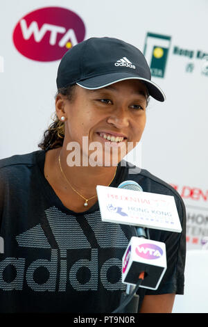 Hong Kong, Hong Kong SAR, Chine. 8 octobre, 2018. US Open en titre de champion des femmes, Naomi Osaka, rencontre la presse et les fans à la Prudential Hong Kong Tennis Open malgré son retrait de la compétition en raison d'une blessure au dos. Le monde no6 espère le préjudice subi à Beijing avec récupérer suffisamment pour l'open de Singapour. Credit : Jayne Russell/ZUMA/Alamy Fil Live News Banque D'Images