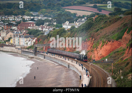 Exmouth, Devon, UK. 8 octobre, 2018. La classe du Pacifique Flying Scotsman 60103 Stanier et cinq locomotives à vapeur noir 44871 tirer un train le long du front de mer à Exmouth, Devon, UK. Credit : Theo Moye/Alamy Live News Banque D'Images