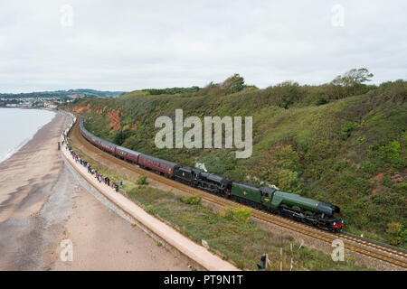 Exmouth, Devon, UK. 8 octobre, 2018. La classe du Pacifique Flying Scotsman 60103 Stanier et cinq locomotives à vapeur noir 44871 tirer un train le long du front de mer à Exmouth, Devon, UK. Credit : Theo Moye/Alamy Live News Banque D'Images