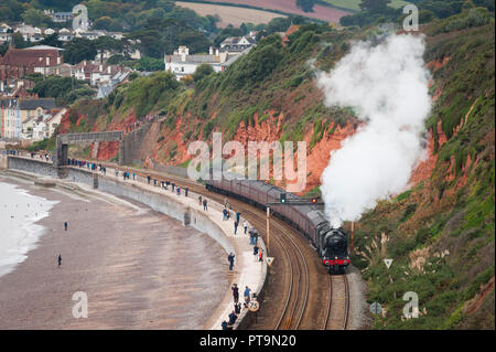 Exmouth, Devon, UK. 8 octobre, 2018. La classe du Pacifique Flying Scotsman 60103 Stanier et cinq locomotives à vapeur noir 44871 tirer un train le long du front de mer à Exmouth, Devon, UK. Credit : Theo Moye/Alamy Live News Banque D'Images