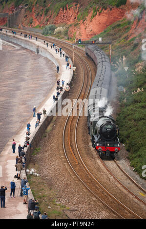 Exmouth, Devon, UK. 8 octobre, 2018. La classe du Pacifique Flying Scotsman 60103 Stanier et cinq locomotives à vapeur noir 44871 tirer un train le long du front de mer à Exmouth, Devon, UK. Credit : Theo Moye/Alamy Live News Banque D'Images