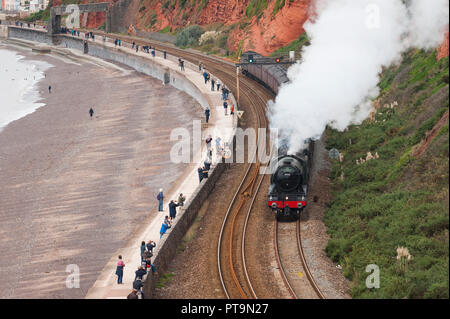 Exmouth, Devon, UK. 8 octobre, 2018. La classe du Pacifique Flying Scotsman 60103 Stanier et cinq locomotives à vapeur noir 44871 tirer un train le long du front de mer à Exmouth, Devon, UK. Credit : Theo Moye/Alamy Live News Banque D'Images