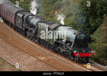 Exmouth, Devon, UK. 8 octobre, 2018. La classe du Pacifique Flying Scotsman 60103 Stanier et cinq locomotives à vapeur noir 44871 tirer un train le long du front de mer à Exmouth, Devon, UK. Credit : Theo Moye/Alamy Live News Banque D'Images