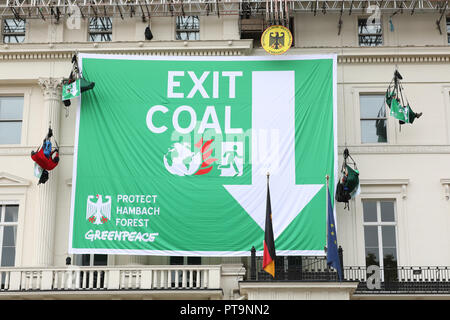 Belgrave Square, Londres, 8 Oct 2018. Le jour où les scientifiques de l'ONU délivré leur avertissement plus encore de la menace du changement climatique, cinq militants de Greenpeace ont grimpé l'ambassade est situé au cœur de Belgravia et déroulé une banderole de 8 mètres x 10 Lire "QUITTER" DU CHARBON. Les manifestants réclament aussi "Protéger la forêt de Hambach', un différend à propos de la destruction potentielle de Hambacher Forst grâce à l'exploitation minière de charbon à ciel ouvert qui a fait les manchettes depuis plusieurs semaines. Credit : Imageplotter News et Sports/Alamy Live News Banque D'Images