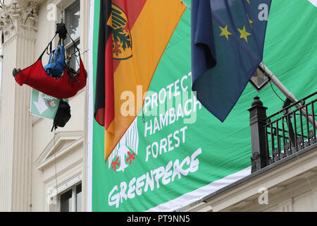 Belgrave Square, Londres, 8 Oct 2018. Le jour où les scientifiques de l'ONU délivré leur avertissement plus encore de la menace du changement climatique, cinq militants de Greenpeace ont grimpé l'ambassade est situé au cœur de Belgravia et déroulé une banderole de 8 mètres x 10 Lire "QUITTER" DU CHARBON. Les manifestants réclament aussi "Protéger la forêt de Hambach', un différend à propos de la destruction potentielle de Hambacher Forst grâce à l'exploitation minière de charbon à ciel ouvert qui a fait les manchettes depuis plusieurs semaines. Credit : Imageplotter News et Sports/Alamy Live News Banque D'Images