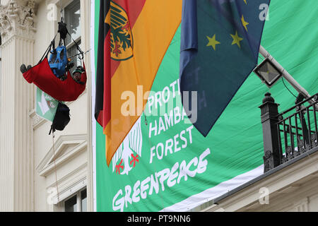 Belgrave Square, Londres, 8 Oct 2018. Le jour où les scientifiques de l'ONU délivré leur avertissement plus encore de la menace du changement climatique, cinq militants de Greenpeace ont grimpé l'ambassade est situé au cœur de Belgravia et déroulé une banderole de 8 mètres x 10 Lire "QUITTER" DU CHARBON. Les manifestants réclament aussi "Protéger la forêt de Hambach', un différend à propos de la destruction potentielle de Hambacher Forst grâce à l'exploitation minière de charbon à ciel ouvert qui a fait les manchettes depuis plusieurs semaines. Credit : Imageplotter News et Sports/Alamy Live News Banque D'Images