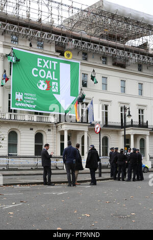 Belgrave Square, Londres, 8 Oct 2018. Le jour où les scientifiques de l'ONU délivré leur avertissement plus encore de la menace du changement climatique, cinq militants de Greenpeace ont grimpé l'ambassade est situé au cœur de Belgravia et déroulé une banderole de 8 mètres x 10 Lire "QUITTER" DU CHARBON. Les manifestants réclament aussi "Protéger la forêt de Hambach', un différend à propos de la destruction potentielle de Hambacher Forst grâce à l'exploitation minière de charbon à ciel ouvert qui a fait les manchettes depuis plusieurs semaines. Credit : Imageplotter News et Sports/Alamy Live News Banque D'Images