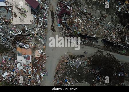 Palu. 8 octobre, 2018. Photo prise le 8 octobre 2018, montre la vue aérienne des débris après le séisme et le tsunami à Palu, Central Sulawesi, Indonésie. Nombre de décès attribuables à plusieurs tremblements de terre et un puissant tsunami qui a suivi la suppression Le Sulawesi central province de l'Indonésie le 28 septembre a grimpé à 1 948 le lundi et plus de 5 000 autres ont été portés disparus, selon un fonctionnaire de l'Agence des catastrophes ici. Credit : Wang Shen/Xinhua/Alamy Live News Banque D'Images