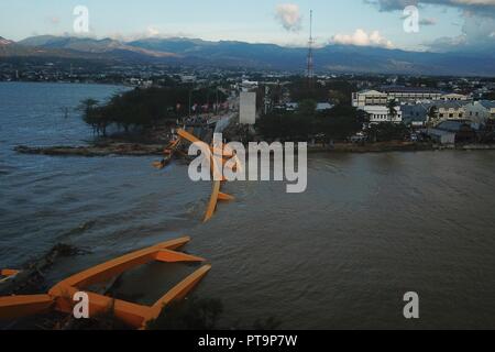 Palu. 8 octobre, 2018. Photo prise le 8 octobre 2018, montre la vue aérienne d'un pont effondré après le séisme et le tsunami à Palu, Central Sulawesi, Indonésie. Nombre de décès attribuables à plusieurs tremblements de terre et un puissant tsunami qui a suivi la suppression Le Sulawesi central province de l'Indonésie le 28 septembre a grimpé à 1 948 le lundi et plus de 5 000 autres ont été portés disparus, selon un fonctionnaire de l'Agence des catastrophes ici. Credit : Wang Shen/Xinhua/Alamy Live News Banque D'Images