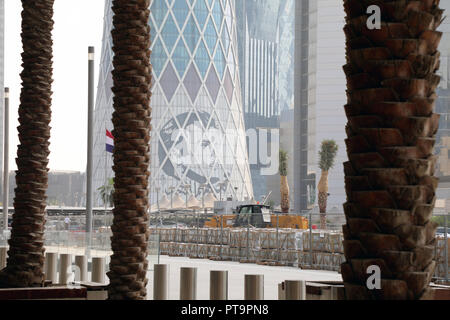 / Qatar Doha - Octobre 8, 2018 : une image styalised de Cheikh Tamim bin Hamad al Thani créé par Ahmed Almaadheed sur le côté d'un immeuble dans le centre de Doha Crédit : Dominic Dudley/Alamy Live News Banque D'Images