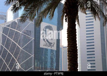 / Qatar Doha - Octobre 8, 2018 : une image styalised de Cheikh Tamim bin Hamad al Thani créé par Ahmed Almaadheed sur le côté d'un immeuble dans le centre de Doha Banque D'Images