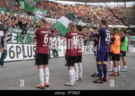 Hanovre, Allemagne. 06 Oct, 2018. Hanovre 96 joueurs clap en face de la tribune avec leurs fans après le coup de sifflet final de football ; 1. Saison 2018/2019, Bundesliga, 7. Journée, Hanovre 96 (H) - VfB Stuttgart (S) 3 : 1, sur 0510.2018 à Hanovre/Allemagne. DFL règlement interdit toute utilisation d'images comme des séquences d'images et/ou quasi-vidéo | Conditions de crédit dans le monde entier : dpa/Alamy Live News Banque D'Images